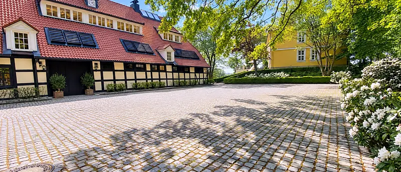 Der große gepflasterte Vorplatz vor den Fachwerkflügeln der Schlossresidenz